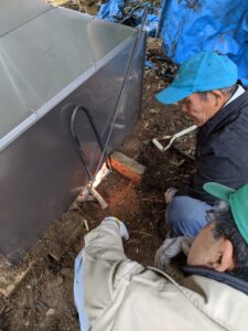 元気の会炭焼き作業の様子です。