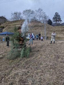 宮部上町内会で、とんどを実施しました。