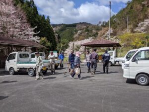 桜も満開の中とんぼの里公園の清掃作業を行いました。